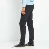 Pantalón chino negro de corte slim.