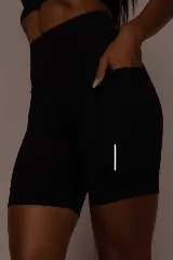 Short tipo biker de tiro alto, diseñado para running y entrenamiento. Confeccionado en tejido técnico de alta performance con bolsillos laterales funcionales y bolsillo interno en la cintura. Presenta detalles reflectivos y costuras estratégicas para mayor libertad de movimiento.