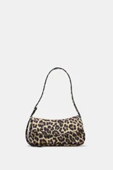 Bolso bandolera de hombro con estampado animal print tipo leopardo, solapa con cierre de botón imantado y asa ajustable con apliques metálicos. Cuenta con un bolsillo interior con cremallera.