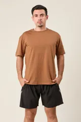 Bermuda deportiva negra de nylon, de corte suelto, con cintura elástica y cordón de ajuste. Cuenta con detalles líneas en los costados y bolsillos con cierre.