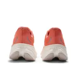 Championes New Balance modelo More, color salmón con detalles plateados y suela blanca.