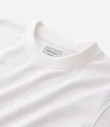 Remera color arena de corte regular, cuello redondo y manga corta. Tejido con textura vertical.