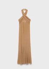 Vestido largo de gasa color tostado, con diseño recto y cuello halter cruzado con detalle drapeado. Presenta un diseño semitransparente con forro interior y cierre de cremallera en la parte posterior.
