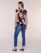 Blusa de gasa ligera con diseño geométrico en tonos oscuros, escote redondo, mangas cortas y bolsillo frontal aplicado. Presenta un ruedo redondeado y silueta relajada.