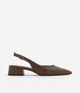 Tacones slingback Satinato en color marrón con textura crocco, puntera fina, taco bloque mediano y tira ajustable con hebilla en el talón.