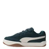 Championes urbanos Puma modelo Park Life Style SK8, color negro con detalles en blanco. Presentan un diseño de corte bajo con capellada de gamuza sintética, suela de goma en tono crema con base marrón y cierre mediante cordones.