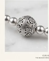 Pulsera de plata italiana 925 compuesta por esferas pequeñas, con un dije central esférico de mayor tamaño flanqueado por dos piezas decorativas con detalles labrados.