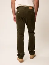 Pantalon de pana de corte recto, con cierre de boton y cremallera, bolsillos laterales y traseros.