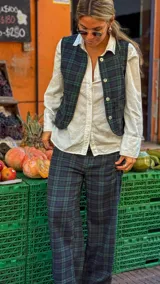 Pantalón de corte recto con estampado de cuadros en tonos verde y azul, confeccionado en tela ligera.