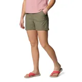 Short de tiro medio color verde oliva, con múltiples bolsillos funcionales, incluyendo uno de seguridad con cremallera y trabilla multiusos. Confeccionado con tecnología de repelencia avanzada.