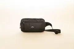 Riñonera negra con correa ajustable y logo estampado al frente.