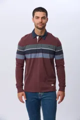Remera polo de manga larga con diseño de rayas horizontales en tonos azul marino, marrón y gris. Presenta cuello camisero con cierre de botones y puños elásticos en las mangas.