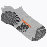 Medias cortas Merrell Moab Light No Show, color gris con detalles en negro en el talón y la puntera, y el nombre de la marca en naranja en el empeine.