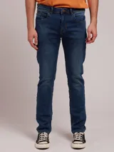 Jean de corte slim fit con cintura media, confeccionado en denim de tono azul claro con acabado lavado.