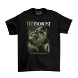 Remera negra de algodón con estampado frontal de la película El Exorcista, en tonos verdosos, de manga corta y cuello redondo.