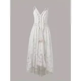 Vestido largo de encaje calado color blanco, con diseño de falda irregular más corta adelante. Presenta escote en V con cordones decorativos y borlas, tirantes finos y detalle de cintura marcada.