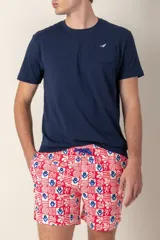 Remera azul marino de algodón con cuello redondo, manga corta, bolsillo en el pecho y logo bordado de un pájaro. Corte clásico.