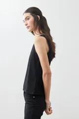 Musculosa verde con escote redondo a la base y sisas anchas.