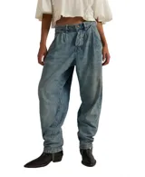 Jean de algodón, color celeste lavado, con tiro alto, pliegues frontales y corte holgado que se estrecha ligeramente hacia el tobillo.