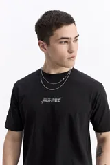 Remera blanca de manga corta con escote redondo y fit regular. Presenta un lettering estampado en el pecho con las palabras "DESTINY Future Movement MISTRAL".