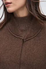 Chaqueta de lana hervida color marrón, con cuello tejido tipo polo, mangas largas y bolsillos frontales aplicados. Presenta un diseño estructurado y minimalista.