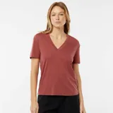 Remera de manga corta color ladrillo, con cuello en V y corte clásico.