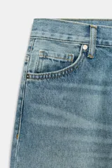 Jeans de tiro bajo con corte flare y diseño de cinco bolsillos. Presentan un acabado con efecto lavado y bajo evasé, con cierre frontal de cremallera y botón.