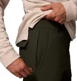 Pantalón cargo de corte recto y estilo técnico, color verde oliva. Confeccionado en tejido elástico resistente a la humedad y manchas, cuenta con múltiples bolsillos laterales con cierre a presión, bolsillos traseros y presillas utilitarias en la cintura.