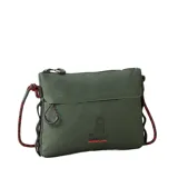 Bolso tipo morral Rip Curl, color verde militar, con correa de cuerda ajustable en color negro con detalles en rojo. Presenta cierre superior, bolsillo frontal con cierre y logo de la marca estampado en el frente.