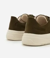 Championes casuales de color verde militar, confeccionados en material sintético con acabado liso, diseño de corte bajo, cordones al tono y suela chunky de goma en color off-white.