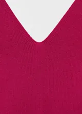 Top de punto de canalé color borgoña, con escote en pico y tirantes finos. Diseño entallado sin mangas.