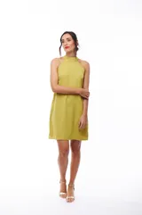 Vestido corto color verde oliva, con cuello halter y corte recto.