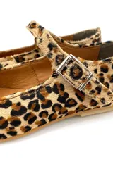 Zapato Mary con estampado animal, confeccionado 100% en cuero, con capellada, forro y plantilla de cuero. Ajuste con hebilla.