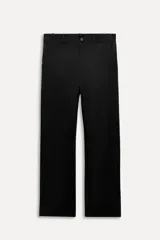 Pantalón de tiro alto confeccionado en tejido satinado, con corte recto, trabillas en la cintura, bolsillos laterales y cierre frontal con cremallera y botón.