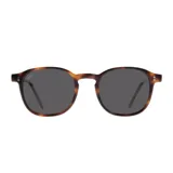 Lentes de sol Indie Firenze con montura redonda de carey y lentes grises.