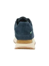 Championes casuales de gamuza color azul navy, con plataforma de goma con suela dentada y entresuela de crepé natural. Presentan cordones bicolores y detalles de pespuntes en los laterales.