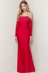 Vestido largo de fiesta color rojo, corte sirena, con escote strapless y detalle de pedrería brillante en el busto.