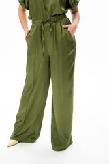 Pantalón verde oliva de viscosa, corte recto y cintura elástica con cordón ajustable. Incluye bolsillos laterales.