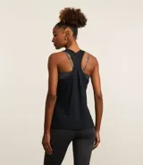 Musculosa deportiva de corte nadador, color amarillo claro, confeccionada en microfibra con textura perforada. Presenta escote en U y diseño holgado con pliegue en la espalda.