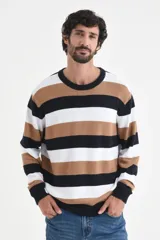 Sweater de punto con cuello redondo y diseño de rayas horizontales en blanco, azul marino y camel.