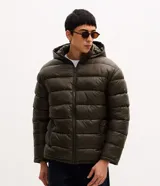 Campera puffer Marfinno color verde militar, con capucha, cierre frontal por cremallera y bolsillos laterales con cierre. Diseño capitoneado con forro interno de sherpa.