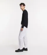 Suéter masculino de cuello redondo y manga larga, confeccionado en tejido de punto liso. Presenta un diseño básico y versátil, ideal para uso diario.