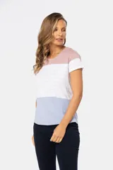 Remera de cuello redondo con bloques de color rosa, blanco a rayas y celeste.