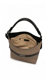 Cartera grande color tostado con detalles en negro, confeccionada en tela impermeable. Cuenta con un amplio compartimento principal, bolsillo frontal con cierre oculto, bolsillo trasero con cierre, asa corta de mano y correa larga desmontable.