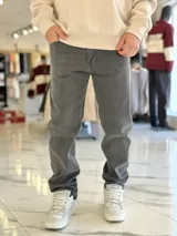 Pantalón de jean gris de corte recto, confeccionado en denim con efecto deslavado.