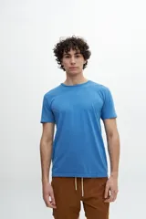 Remera de mangas cortas color amarillo mostaza, con cuello redondo.