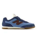 Championes New Balance modelo RC42, de perfil bajo, color celeste con detalles en azul marino y marrón.