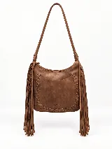 Cartera tipo hobo de cuero vacuno color tostado, con diseño amplio y flexible, decorada con un trenzado artesanal en el frente y largos flecos laterales. Cuenta con correa larga para llevar al hombro.