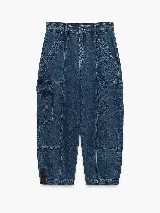 Pantalón cargo de jean azul con efecto desteñido, bolsillos laterales amplios, costuras decorativas y corte holgado.