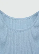 Top sin mangas de tejido de punto fino con textura acanalada, cuello redondo y diseño entallado al cuerpo.